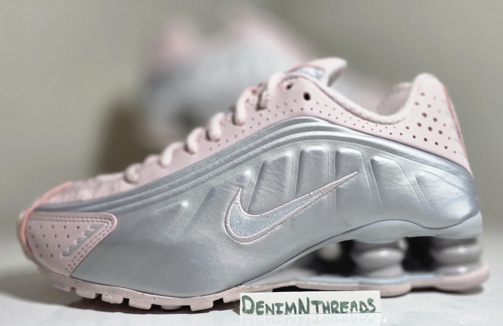 Nike Shox R4 Barely Rose Pink-Metallic Platinum Womens Size 5 New Ar3565-600